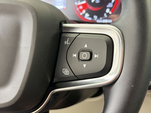 Used 2022 Volvo XC40 T5 Momentum w/ Premium Package image 26