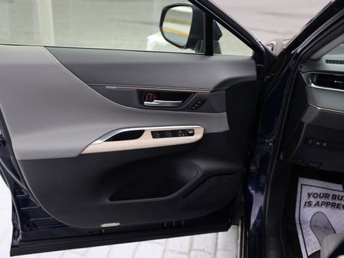 Used 2022 Toyota Venza XLE image 13