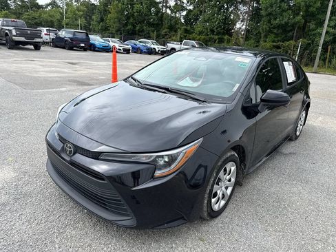 Used 2025 Toyota Corolla LE FWD image 4