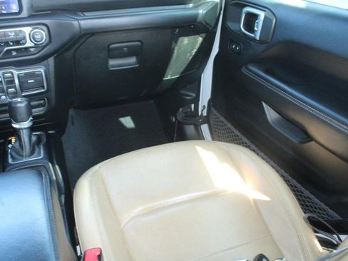 Used 2018 Jeep Wrangler Unlimited Sahara image 16