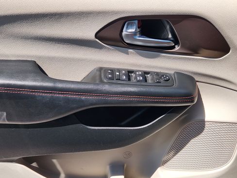 Used 2019 Chrysler Pacifica Touring-L w/ Advanced Safetytec Group FWD image 23