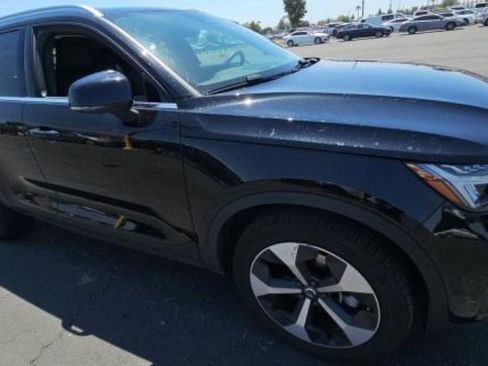 Used 2025 Volvo XC40 B5 Plus AWD/4WD image 1