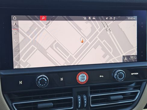 Certified 2025 Porsche Macan image 17