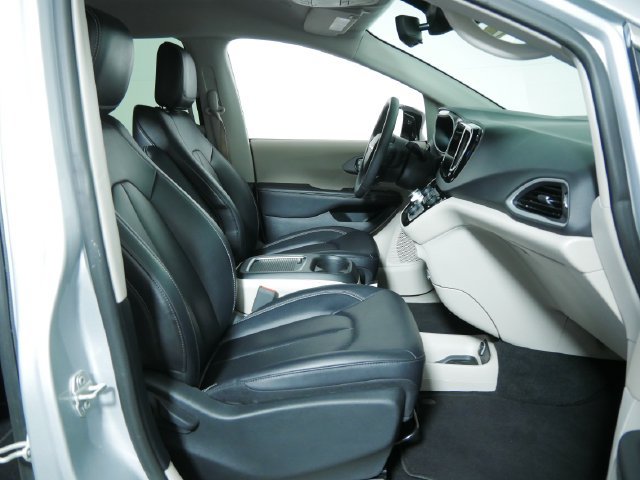Used 2024 Chrysler Pacifica Touring-L FWD image 12