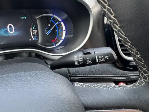 Used 2024 Chrysler Pacifica Limited FWD image 30