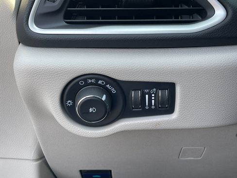 Used 2024 Chrysler Pacifica Touring-L FWD image 31