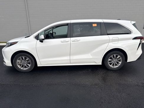 Used 2024 Toyota Sienna LE image 1
