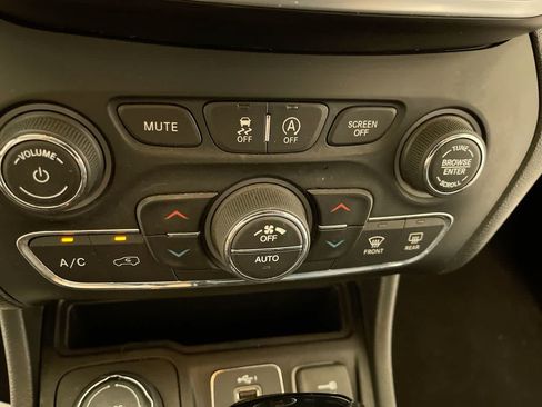 Used 2019 Jeep Cherokee Latitude Plus AWD/4WD image 18