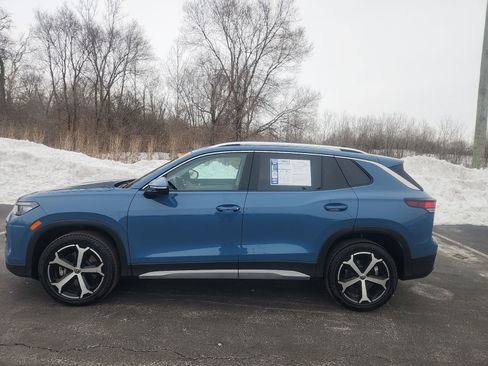 Used 2025 Volkswagen Tiguan SE image 3