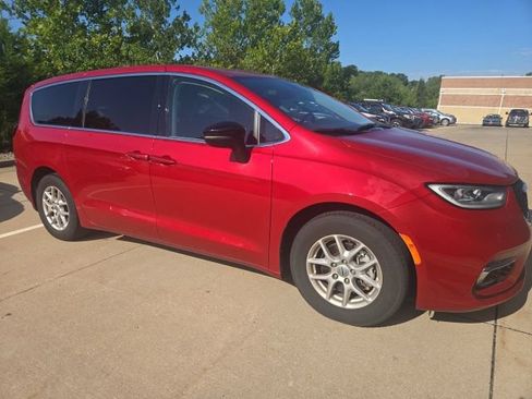Used 2024 Chrysler Pacifica Touring-L FWD image 1