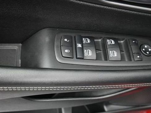 Used 2025 Chrysler Pacifica Select image 14