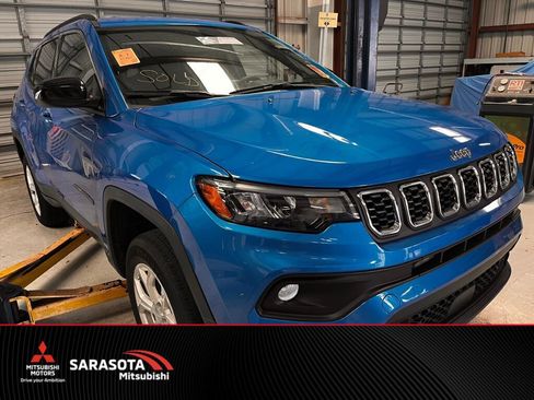 Used 2024 Jeep Compass Latitude AWD/4WD image 1