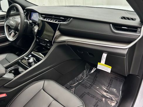 New 2025 Jeep Grand Cherokee Limited image 18