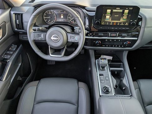 New 2025 Nissan Pathfinder SL image 9