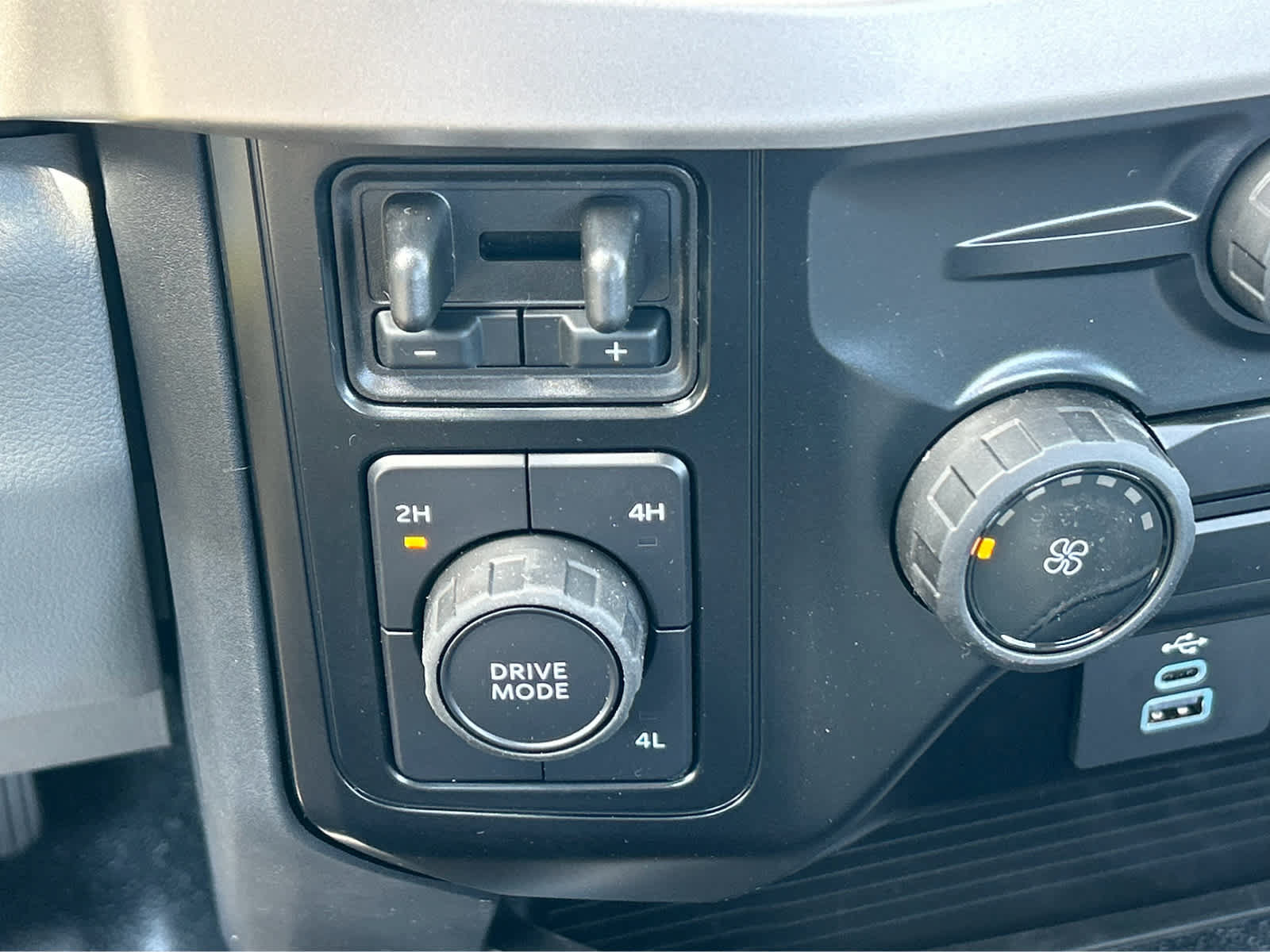 New 2025 Ford F550 4x4 Regular Cab Super Duty image 28
