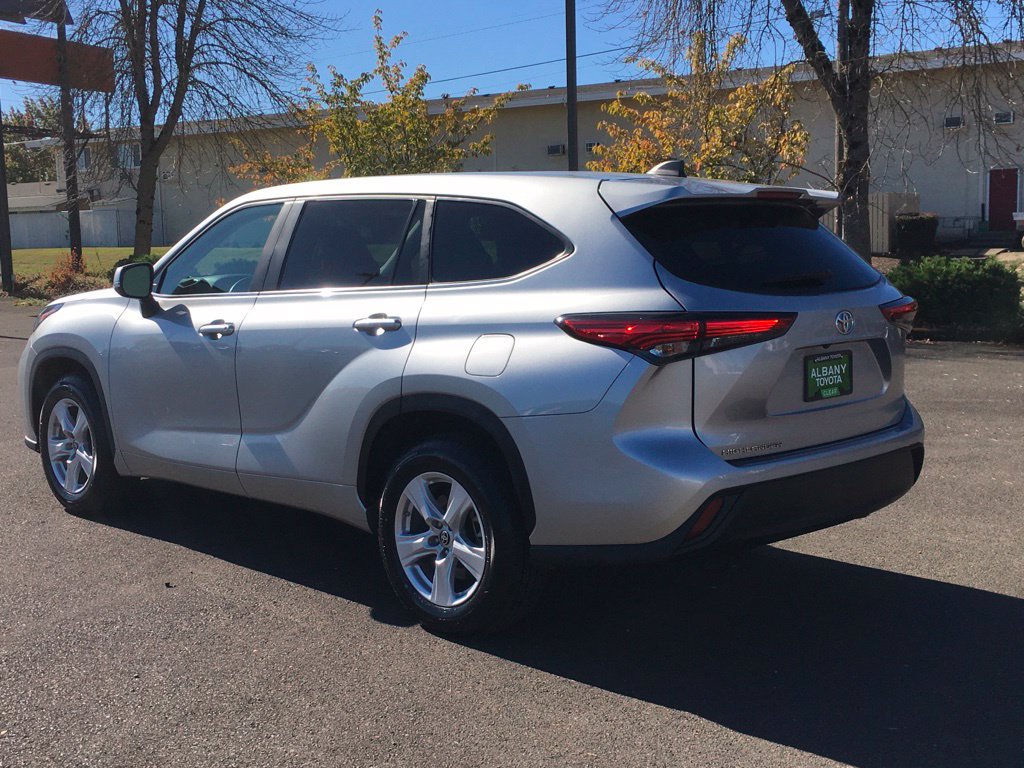 Used 2023 Toyota Highlander L FWD image 4