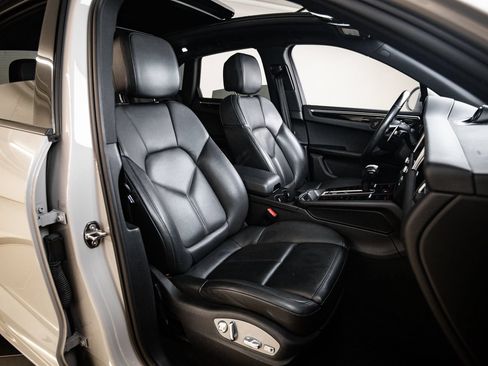 Certified 2023 Porsche Macan AWD/4WD image 29