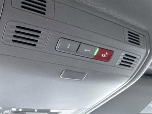 Certified 2022 Volkswagen Tiguan SE image 26