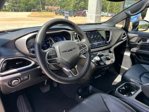 Certified 2025 Chrysler Pacifica Select FWD image 13