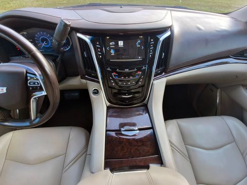 Used 2016 Cadillac Escalade Luxury AWD/4WD image 10