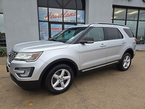 Used 2017 Ford Explorer XLT image 6