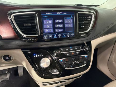 Used 2018 Chrysler Pacifica Limited FWD image 17