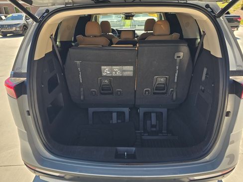 Used 2024 Kia Carnival EX FWD image 25