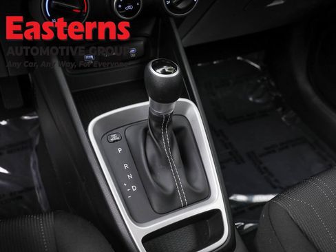 Used 2025 Hyundai Venue SE image 13