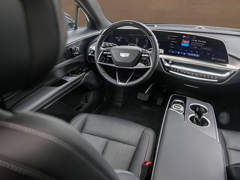 Certified 2025 Cadillac Lyriq Luxury w/ LPO, Floor Liner Package AWD/4WD image 25