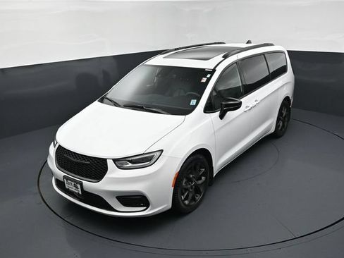 Used 2024 Chrysler Pacifica Touring-L w/ S Appearance Package FWD image 14