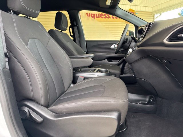 Used 2023 Chrysler Pacifica Touring FWD image 30