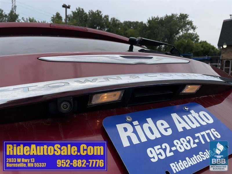 Used 2013 Chrysler Town & Country Touring-L w/ Driver Convenience Group FWD image 28
