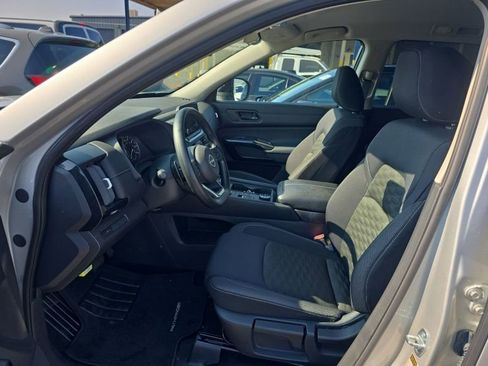 Used 2024 Nissan Pathfinder S image 20