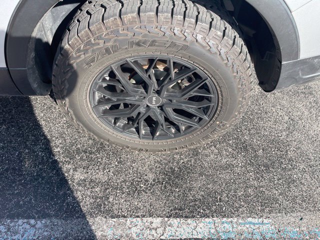 Used 2018 Ford Explorer XLT w/ Equipment Group 202A AWD/4WD image 9