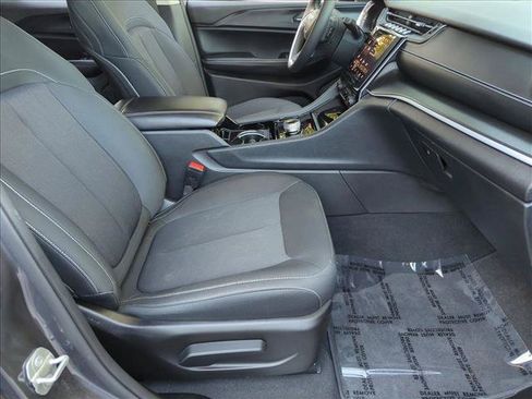 Used 2023 Jeep Grand Cherokee Laredo RWD image 20