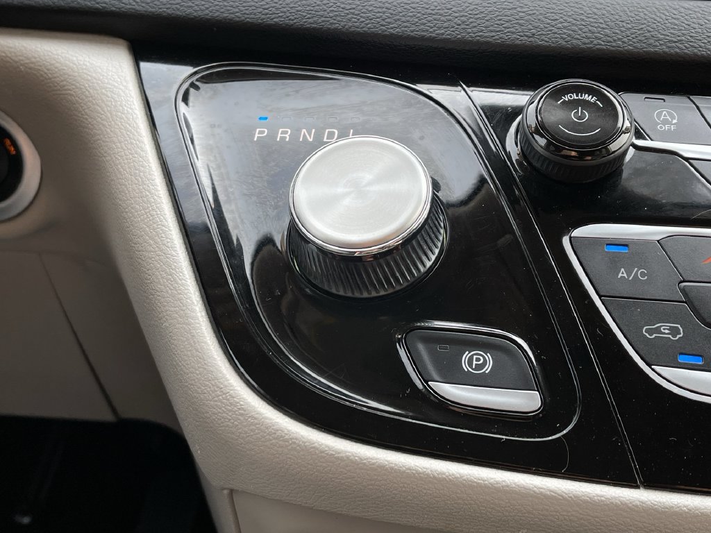 Used 2023 Chrysler Pacifica Touring-L FWD image 39