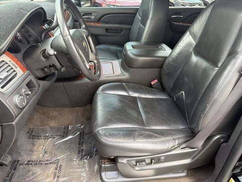 Used 2011 Chevrolet Suburban LTZ RWD image 9