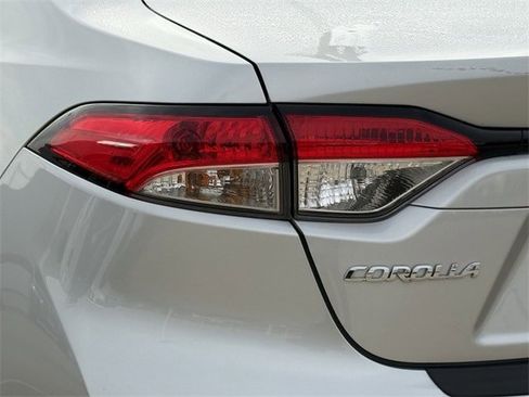 Used 2025 Toyota Corolla LE image 6