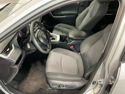 Used 2025 Toyota RAV4 XLE AWD/4WD image 19