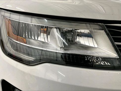 Used 2017 Ford Explorer XLT image 29