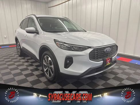 Used 2025 Ford Escape Platinum AWD/4WD image 1