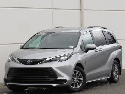 Used 2024 Toyota Sienna LE AWD/4WD image 1