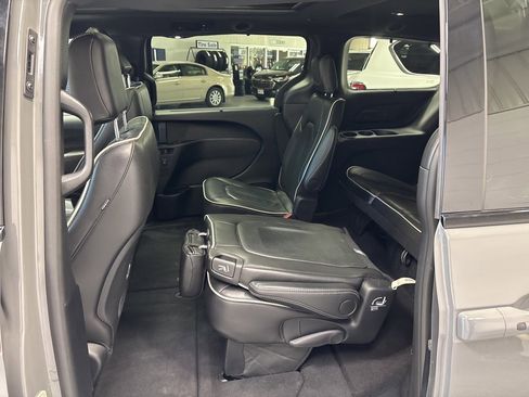 Used 2025 Chrysler Pacifica Limited image 38