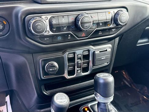 Used 2022 Jeep Wrangler Unlimited Sahara w/ Cold Weather Group AWD/4WD image 17