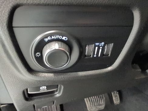 Used 2023 Jeep Grand Cherokee Laredo AWD/4WD image 14