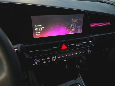 Used 2024 Kia Niro EX image 19