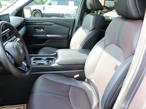 Used 2025 Honda Pilot Black Edition image 31