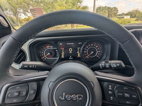 Used 2025 Jeep Wrangler Unlimited Sport AWD/4WD image 32