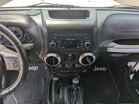 Used 2018 Jeep Wrangler Unlimited Sahara w/ Connectivity Group AWD/4WD image 16