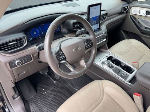 Used 2020 Ford Explorer Platinum w/ Premium Technology Package image 4